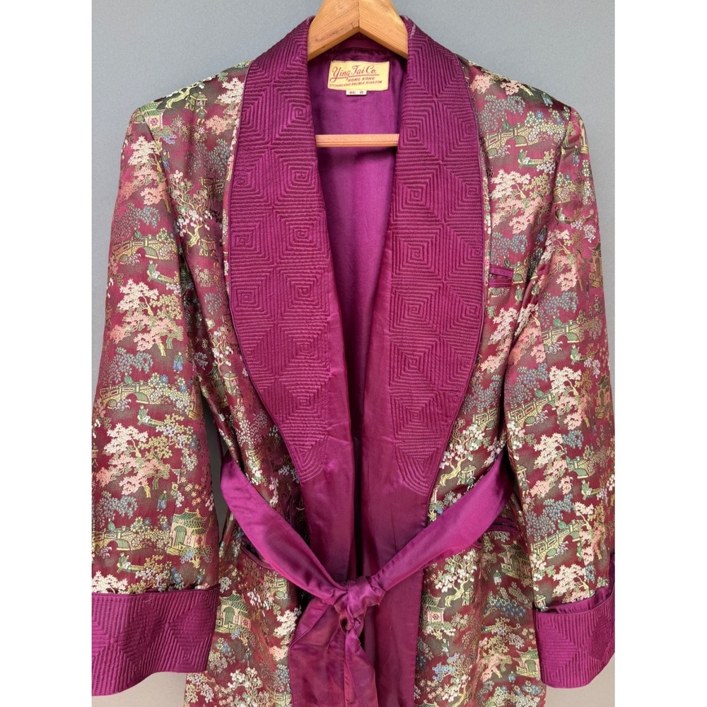 Vintage Ying Tai Co Smoking Jacket Purple Silk Brocade Village Scenes 46 B 1940s - Picture 15 of 16